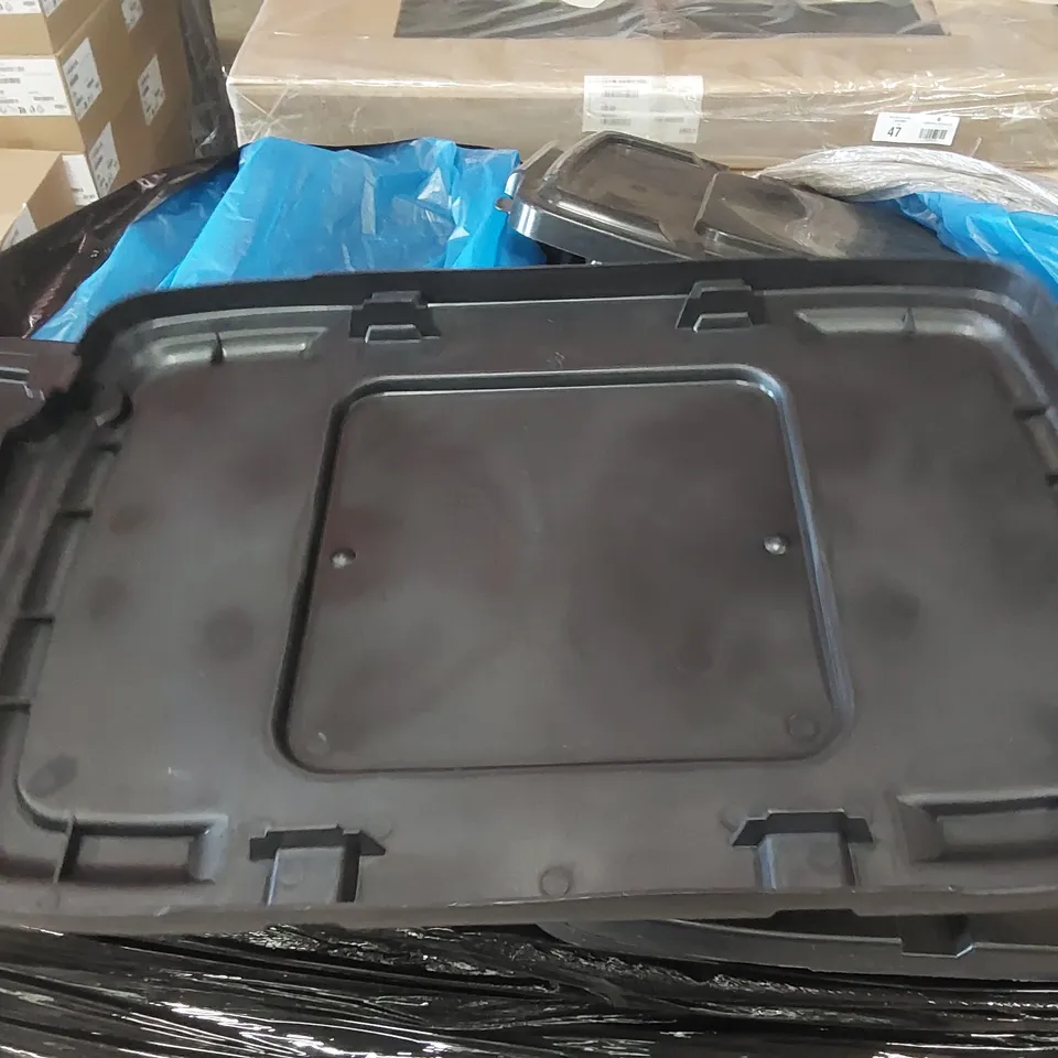 PALLET CONTAINING A VERY LARGE QUANTITY OF PLASTIC CONTAINER LIDS