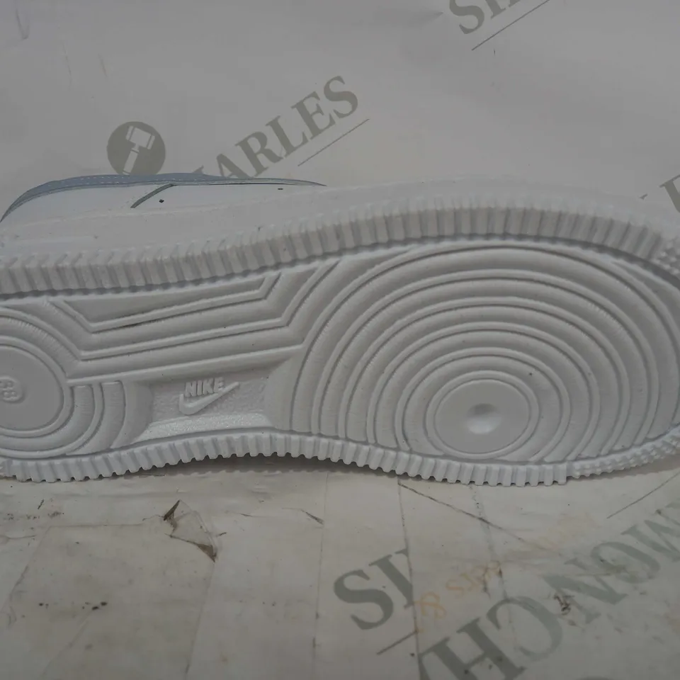 BOXED PAIR OF NIKE AIR FORCE 1 SHOES IN WHITE/BLUE UK SIZE 6.5