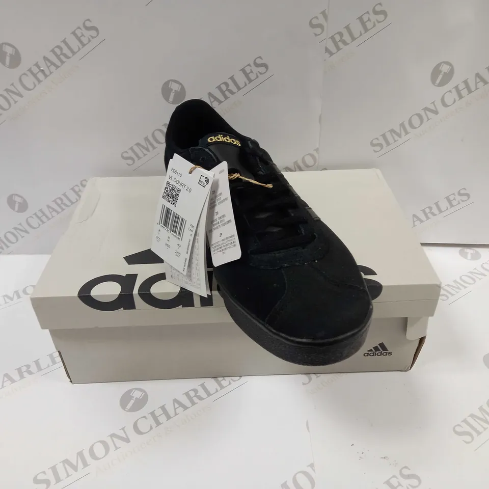 BOXED PAIR OF ADIDAS H06110 VL COURT 2.0 TRAINER UK SIZE 8