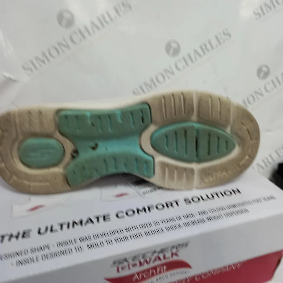 SKETCHERS GO WALK ARCH FIT IN BLACK - SIZE 5.5