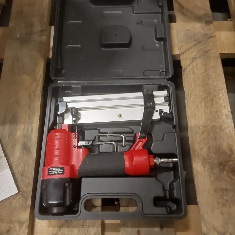 CLARKE CSN1D 2-IN-1 AIR STAPLE AND NAIL GUN KIT