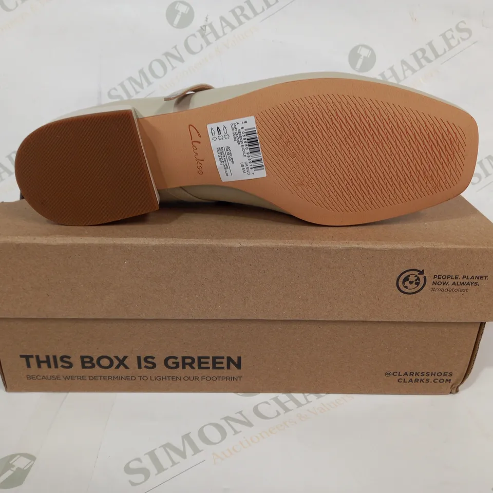 BOXED PAIR OF CLARKS SEREN 30 BUCKLE SHOES IN IVORY LEATHR UK SIZE 5.5