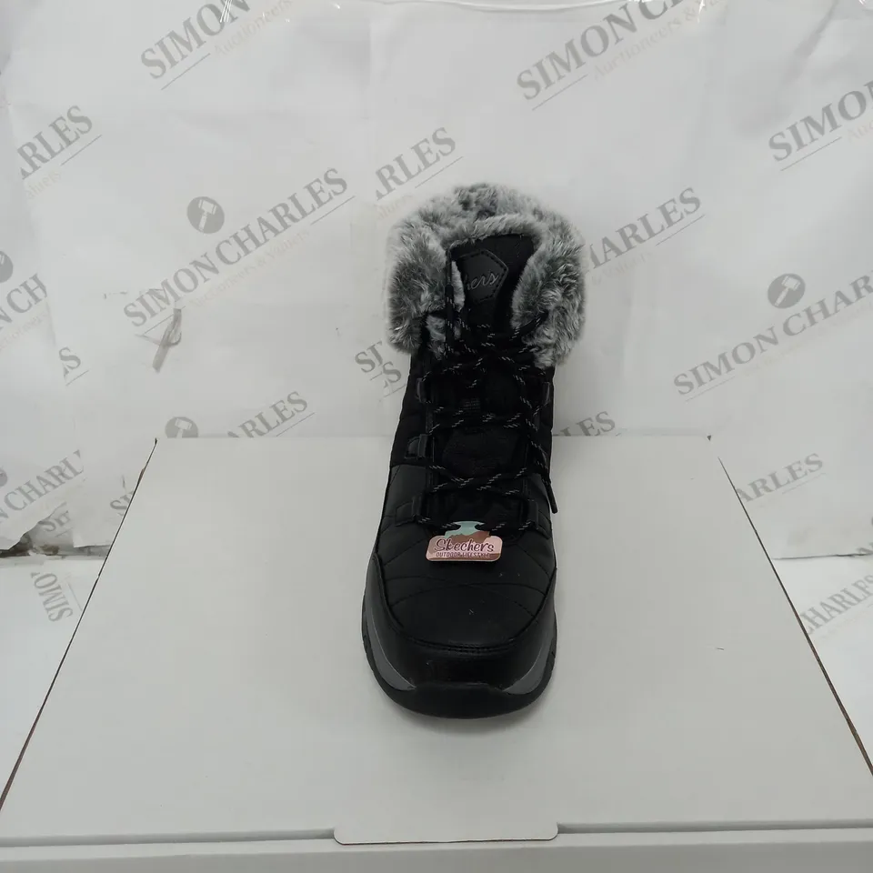 BOXED SKECHERS WOMENS ANTI SLIP AND WATERPROOF BOOTS - SIZE 7
