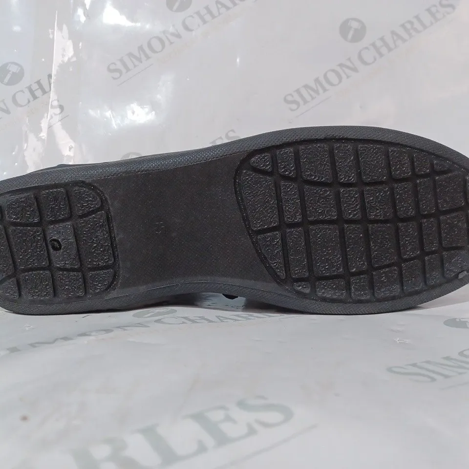 BOXED PAIR OF ZEDZZZ HERRINGBANE GUSSET SLIPPERS IN NAVY BLUE SIZE 15