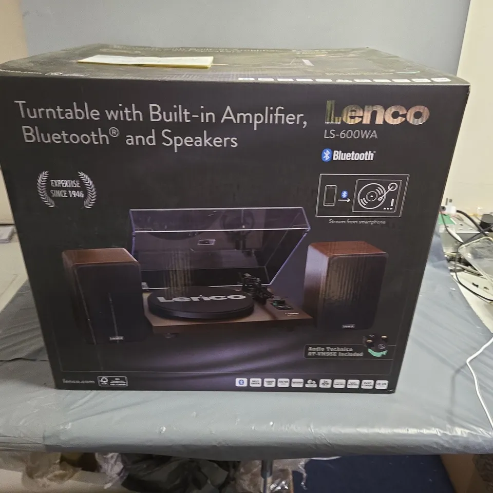 TURNTABLE WITH BUILT-IN AMPLIFIER, BLUETOOTH AND SPEAKERS