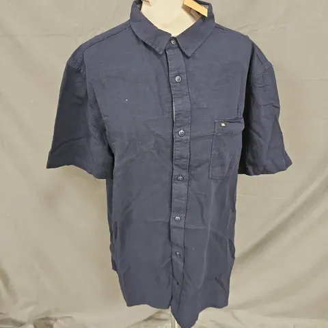 QUICKSILVER BUTTON UP SHORT SLEEVE SHIRT IN NAVY SIZE L