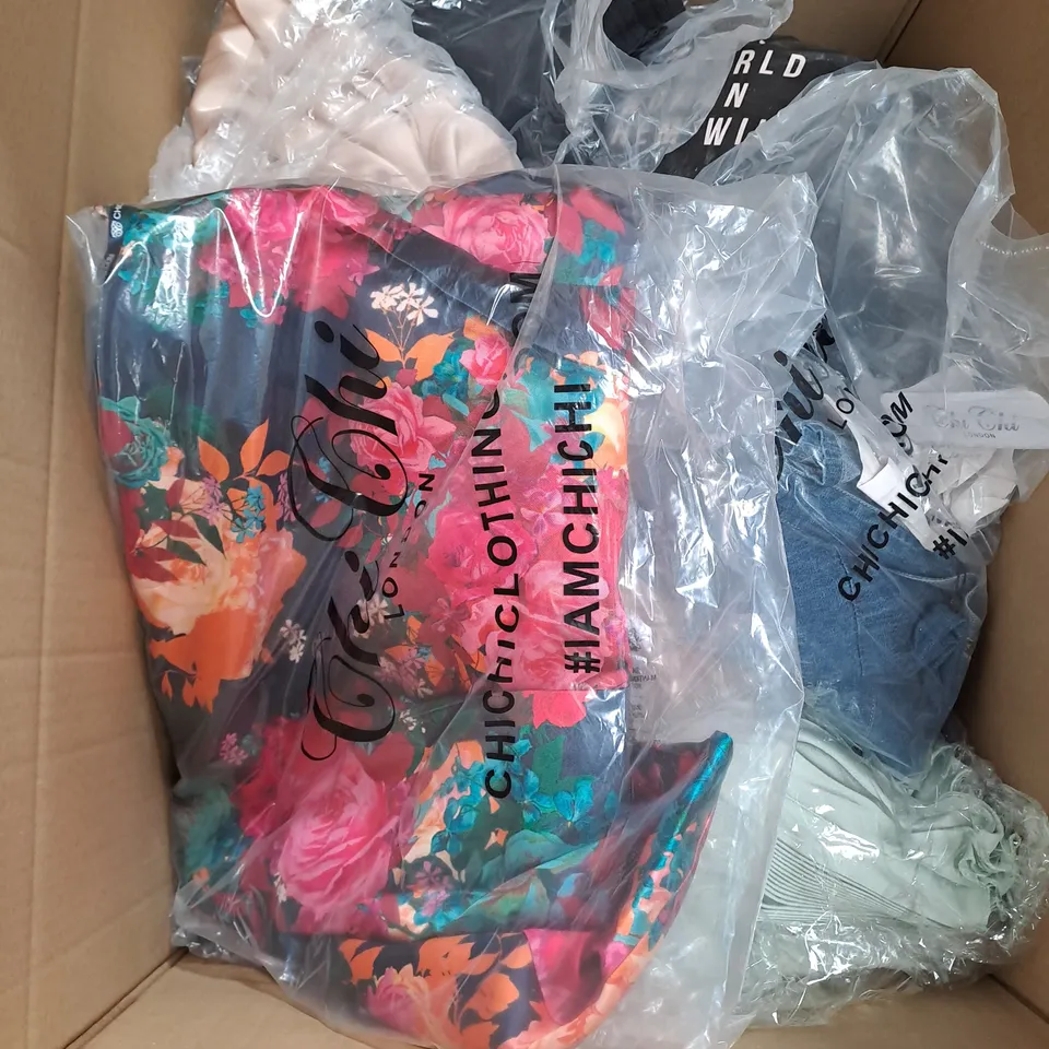APPROXIMATELY 20 ASSORTED CLOTHING ITEMS IN VARIOUS STYLES AND SIZES 