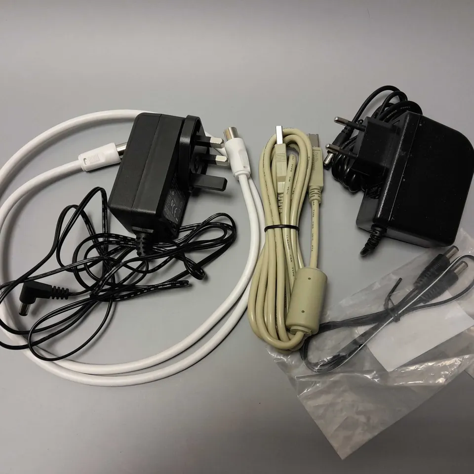 APPROXIMATELY 5 ASSORTED CABLES TO INCLUDE G-STORY UVE324-1220 CABLE, PRINTER CABLE, AUDIO CABLE, ETC