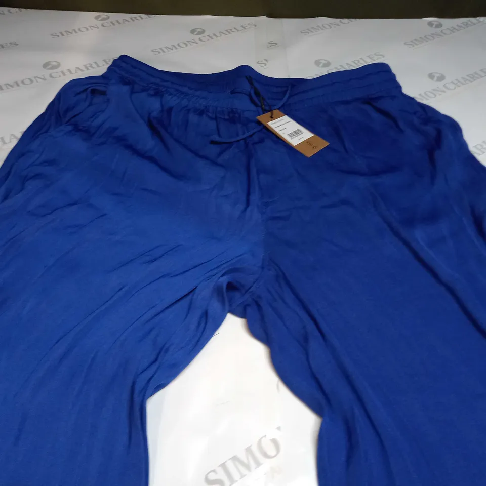 HUSH HAMMERED SATIN WIDE LEG PANTS IN BRIGHT BLUE - SIZE 16