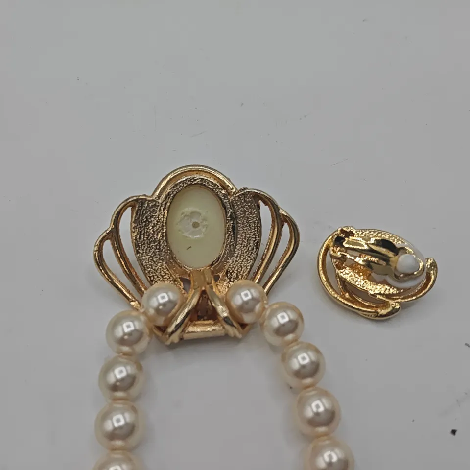 PEARL EFFECT AND GOLD TONE NECKLACE AND EARRINGS SET
