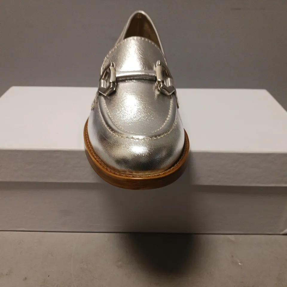 BOXED PAIR OF MODA IN PELLE ELSBETH COVERED SNAFFLE SMART LOAFERS IN METALLIC SILVER EU SIZE 38