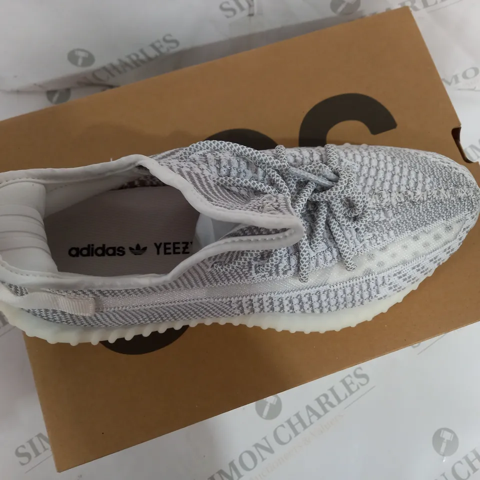 BOXED PAIR OF ADIDAS YEEZY 350 V2 GREY TRAINERS SIZE 10