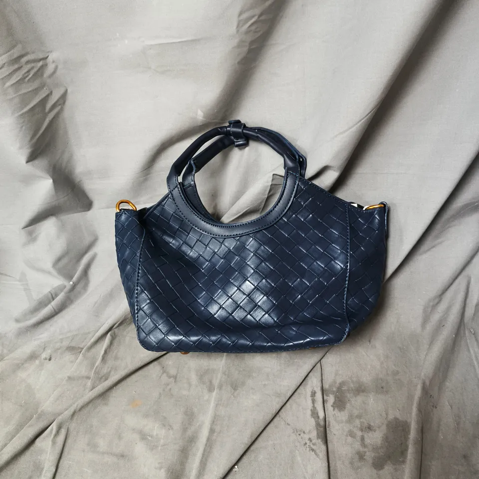BOX OF APPROXIMATELY 10 X NAVY BLUE WOVEN HANDBAG 