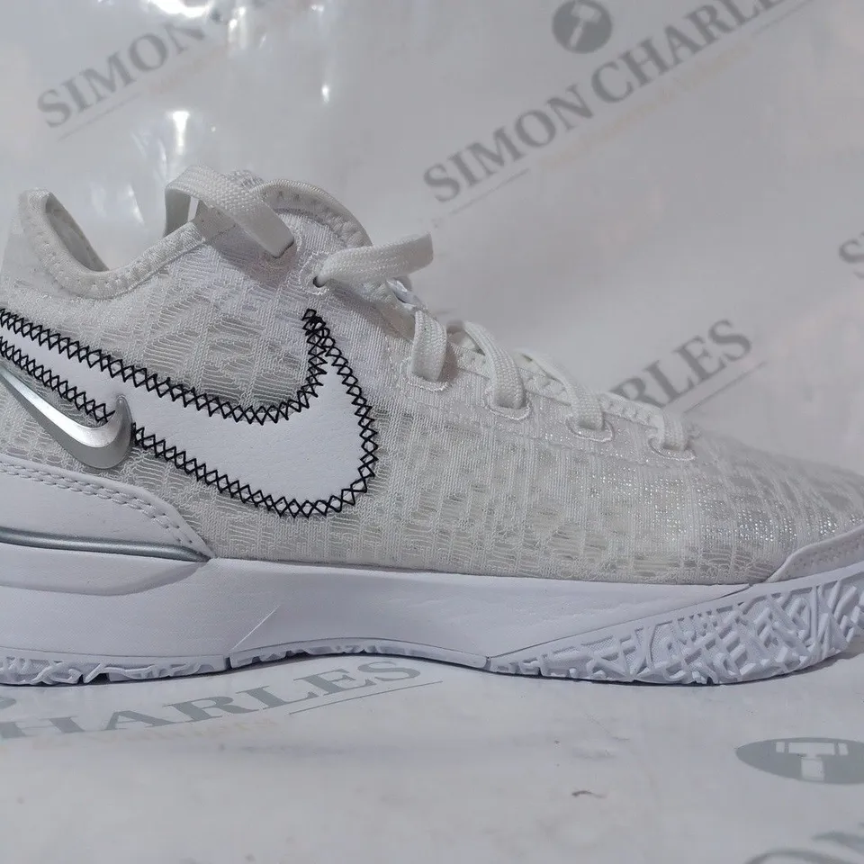 BOXED PAIR OF NIKE AIR ZOOM TRAINERS IN WHITE/IVORY UK SIZE 5.5