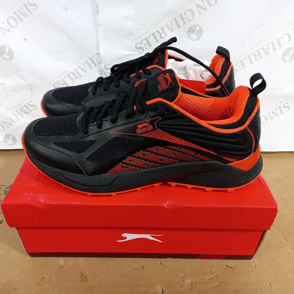 BOXED PAIR OF SLAZENGER TRAINERS SIZE 7