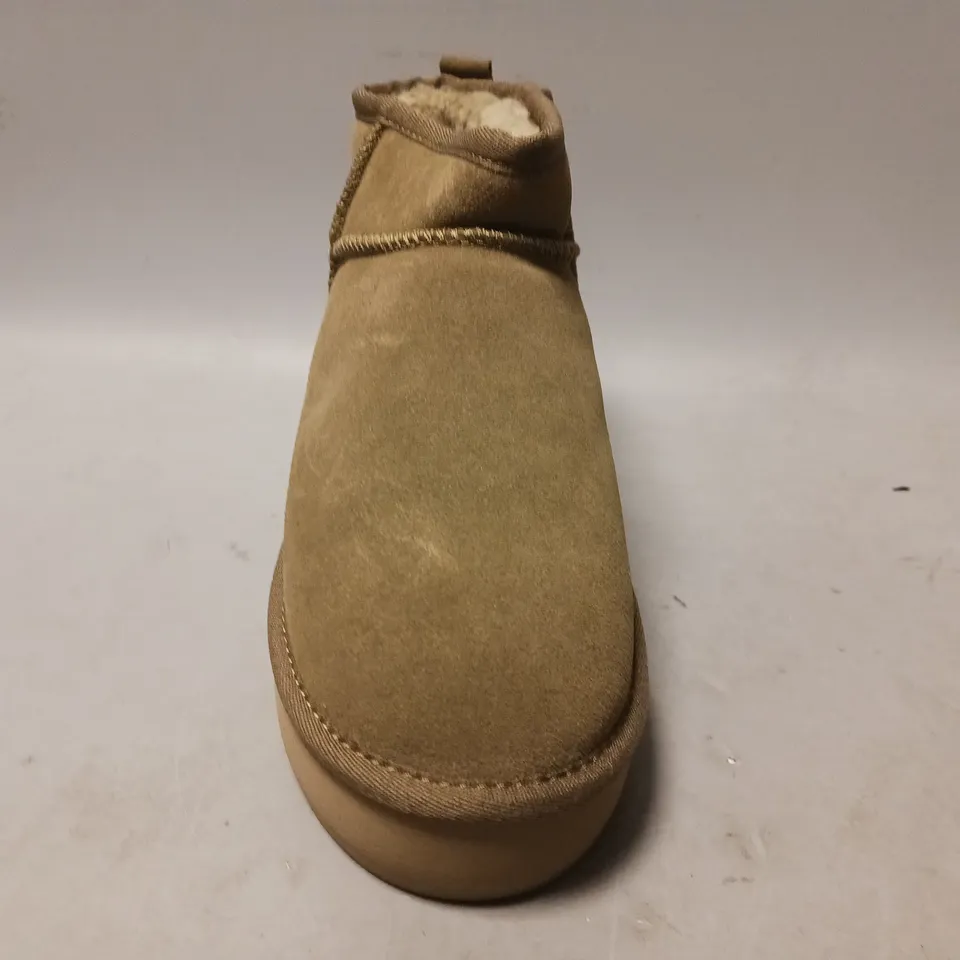 BOXED PAIR OF UGG DAKOTA SHOES IN TAUPE UK SIZE 6
