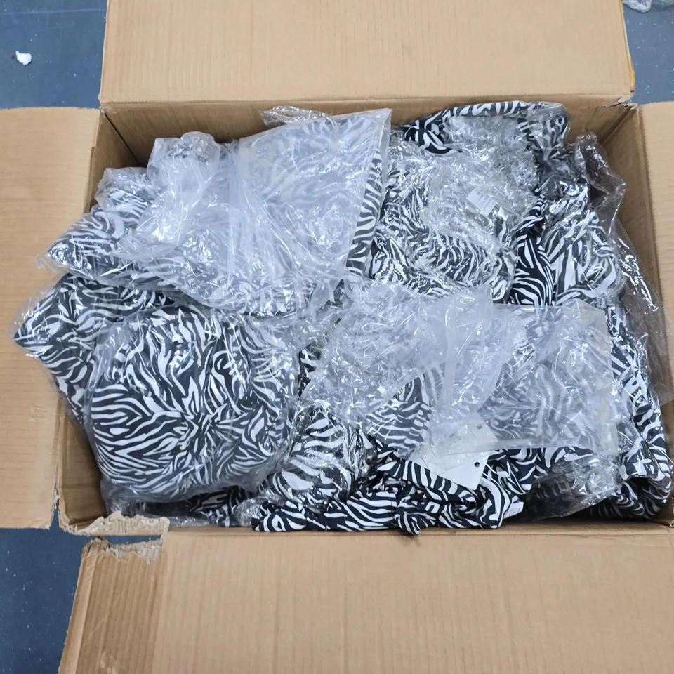 BOX OF APPROXIMATELY 45 ASSORTED CLOTHING ITEMS TO INCLUDE: TAMSY BLOUSE