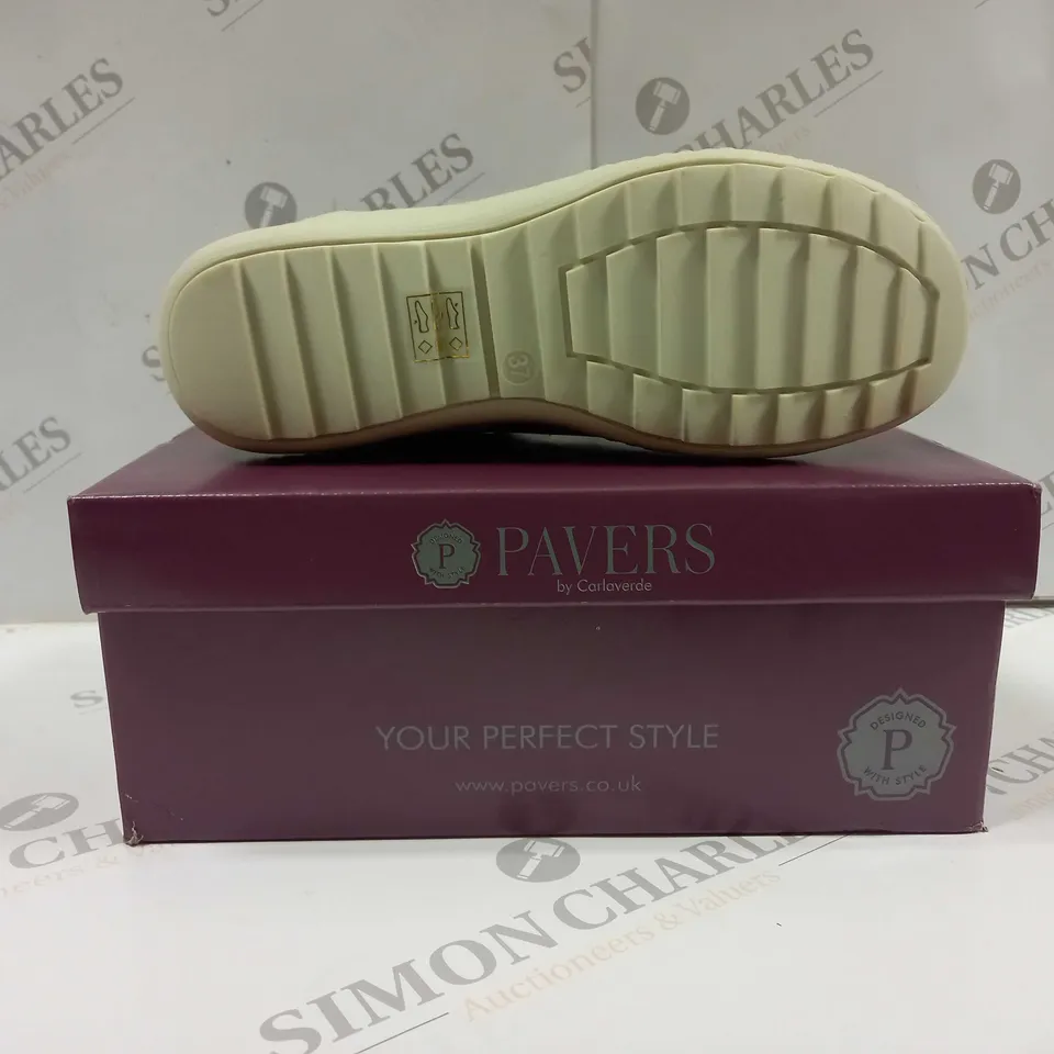 BOXED PAIR OF PAVERS TRAINERS UK SIZE 4