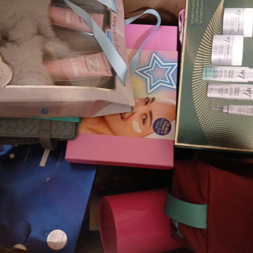 BOX OF APPROXIMATELY 15 ASSORTED COSMETIC BOX SETS TO INCLUDE CLINIQUE, PAI, ETC - COLLECTION ONLY