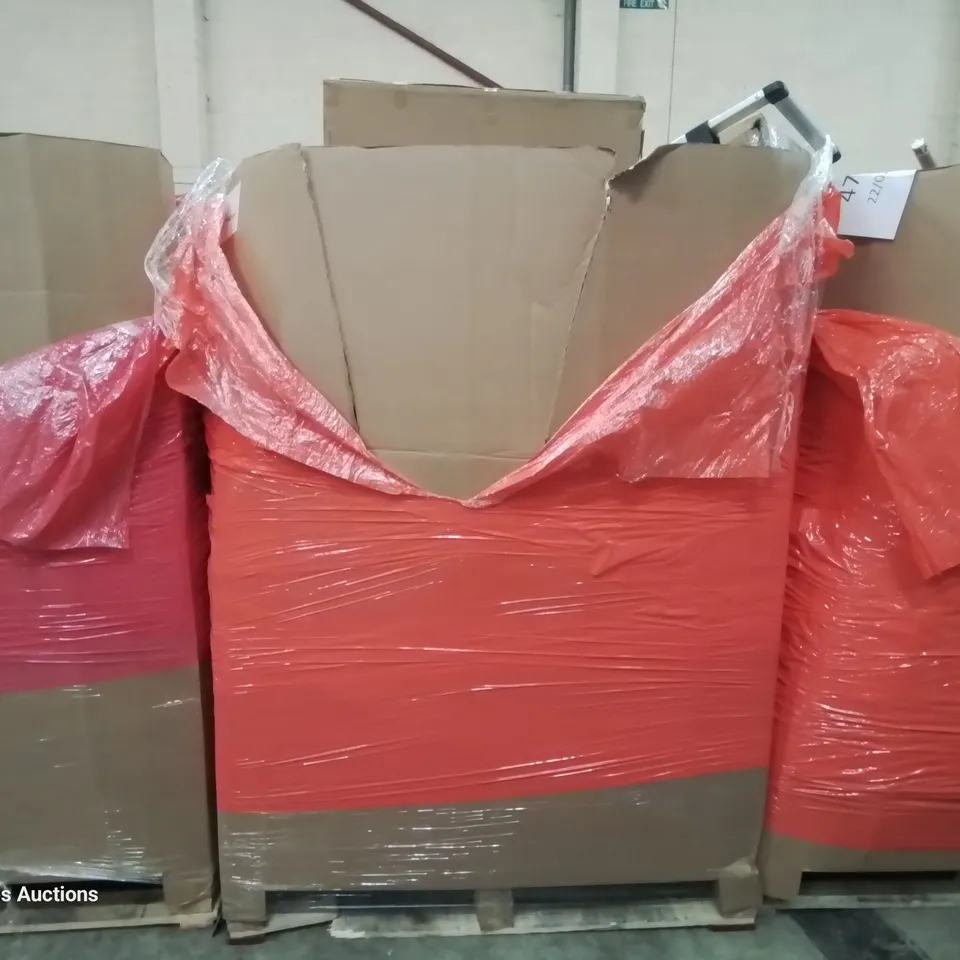 PALLET OF ASSORTED ITEMS INCLUDING: HEATED THROW, STORAGE RACK, CLOTHES DRYING RACK, STEP LADDER, RETRACTABLE GATE