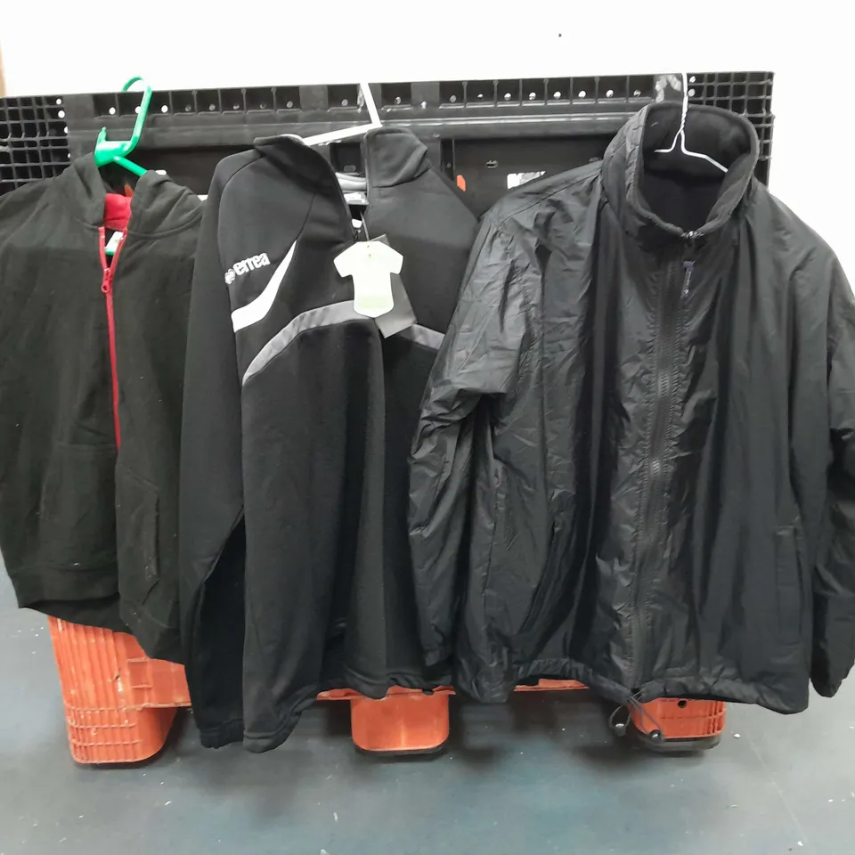 LOT OF APPROX 10 ITEMS OF CLOTHING TO INCLUDE QUARTER ZIP JACKET , COAT , ETC