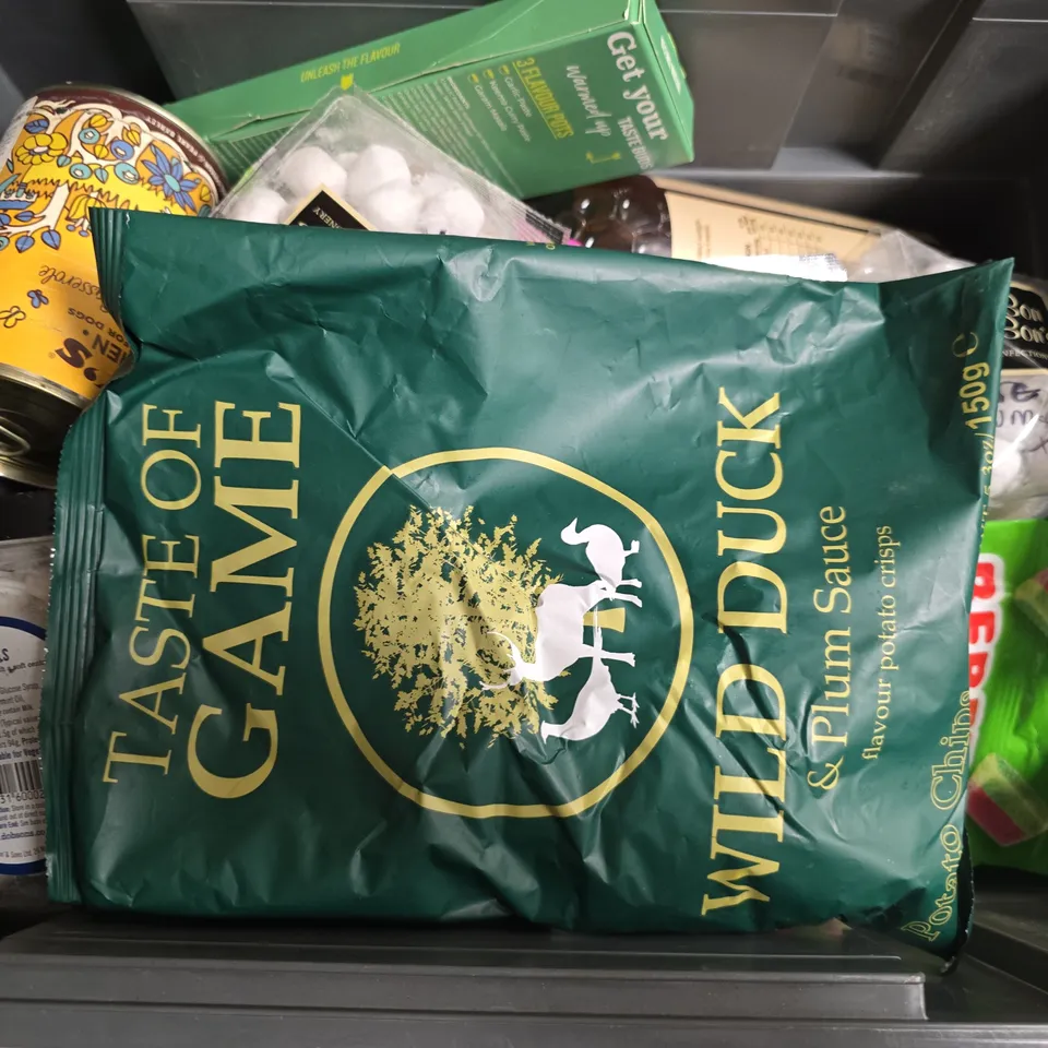 APPROXIMATELY 12 ASSORTED FOOD & DRINK ITEMS TO INCLUDE CITIZENS OF SOIL OLIVE OIL, IMNT IMPERIALS, BEETO WATER MELON GUMMY CANDY, ETC - COLLECTION ONLY