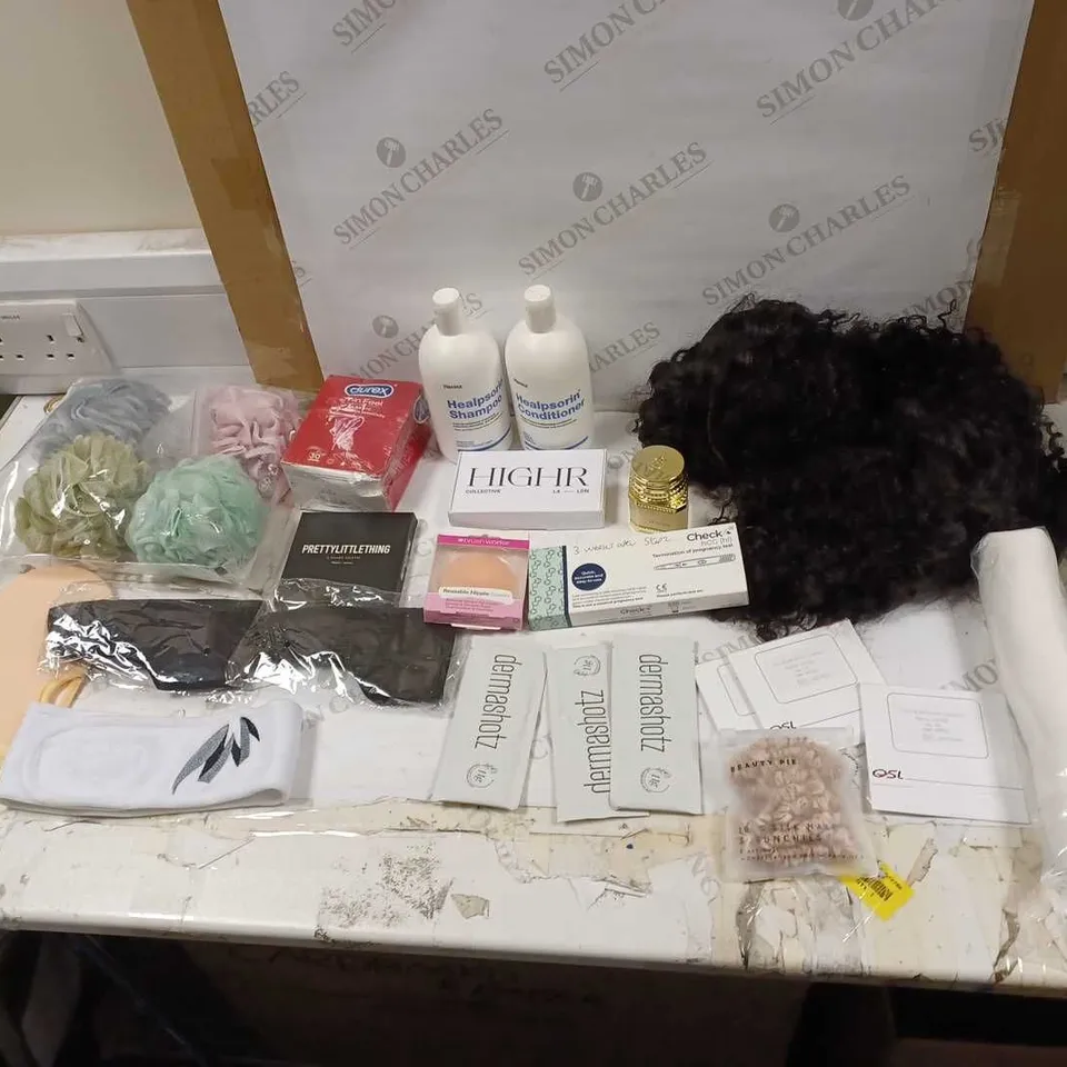 LOT OF APPROXIMATELY 20 HEALTH AND BEAUTY ITEMS TO INCLUDE DUREX THIN FEEL 30 PACK OF CONDOMS, PRETTYLITTLETHING 9 SHADE PALLET, AND HERMZ SHAMPOO AND CONDITIONER ETC. 