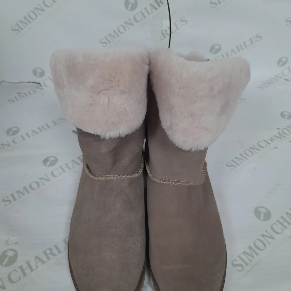 BOXED PAIR OF EMU BIRDWOOD BOOTS IN MUSHROOM UK SIZE 6