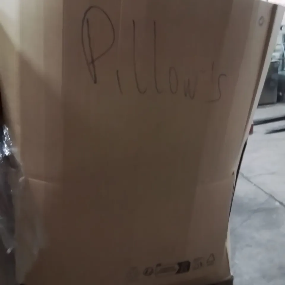 PALLET CONTAINING A LARGE QUANTITY OF PILLOWS