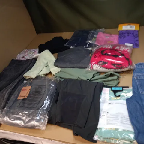 LOT OF APPROX 20 ASSORTED KIDS CLOTHING ITEMS TO INCLDE BABY GROWS, T-SHIRTS AND COATS