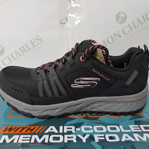 BOXED SKECHERS OUTDOOR BLACK WALKING SHOE SIZE 5
