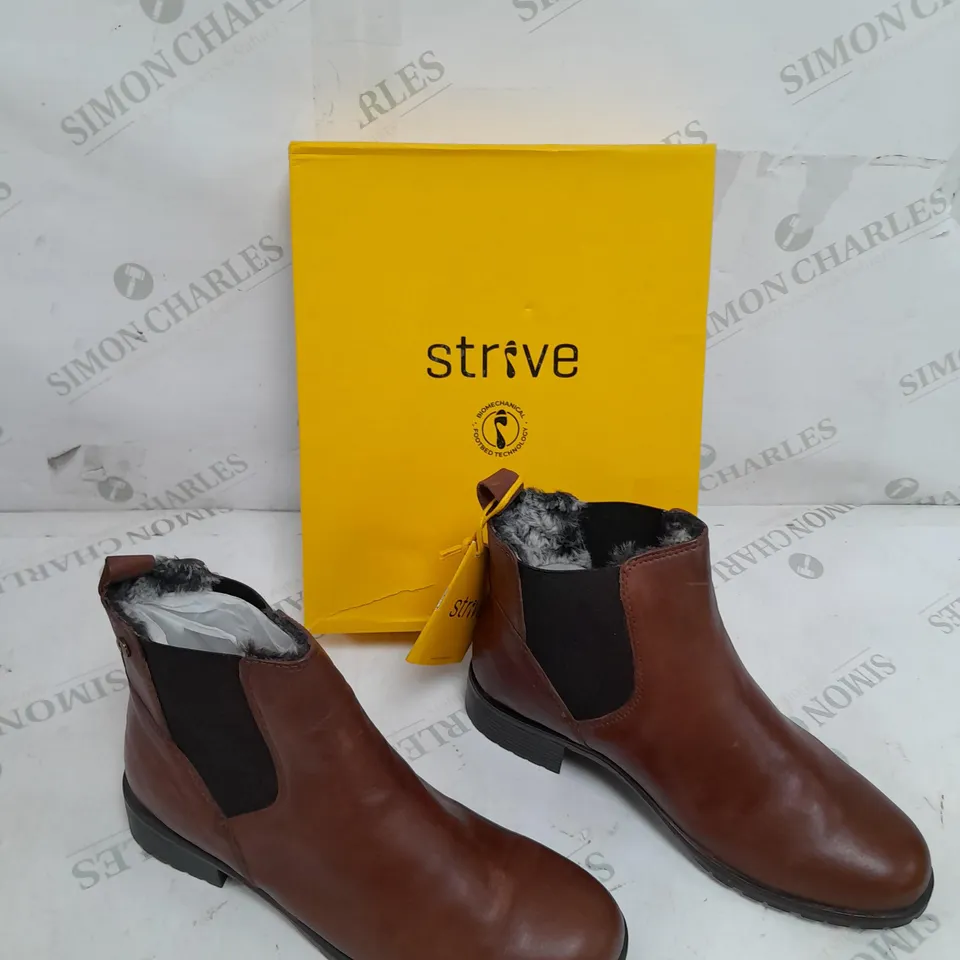 BOXED PAIR OF STRIVE WINDSOR BOOTS TAN SIZE 6 