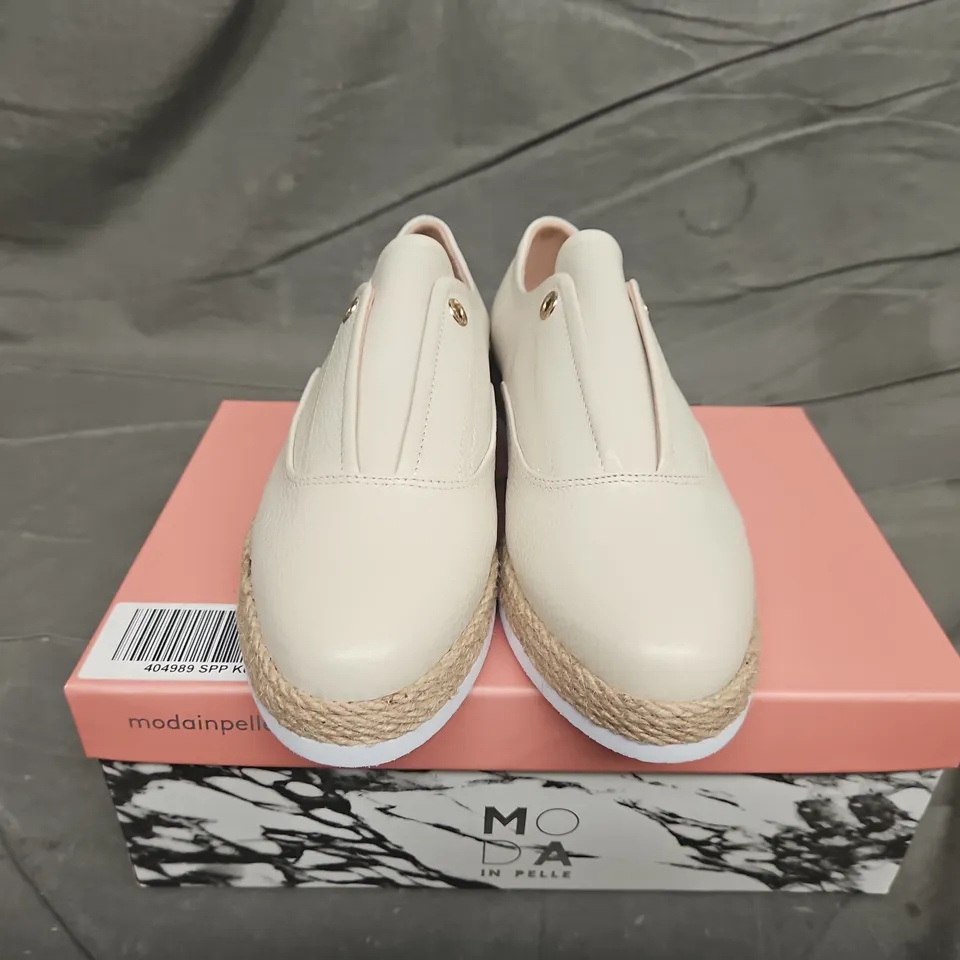 BOXED PAIR OF MODA IN PELLE SLIP ON LOAFERS - UK SIZE 39