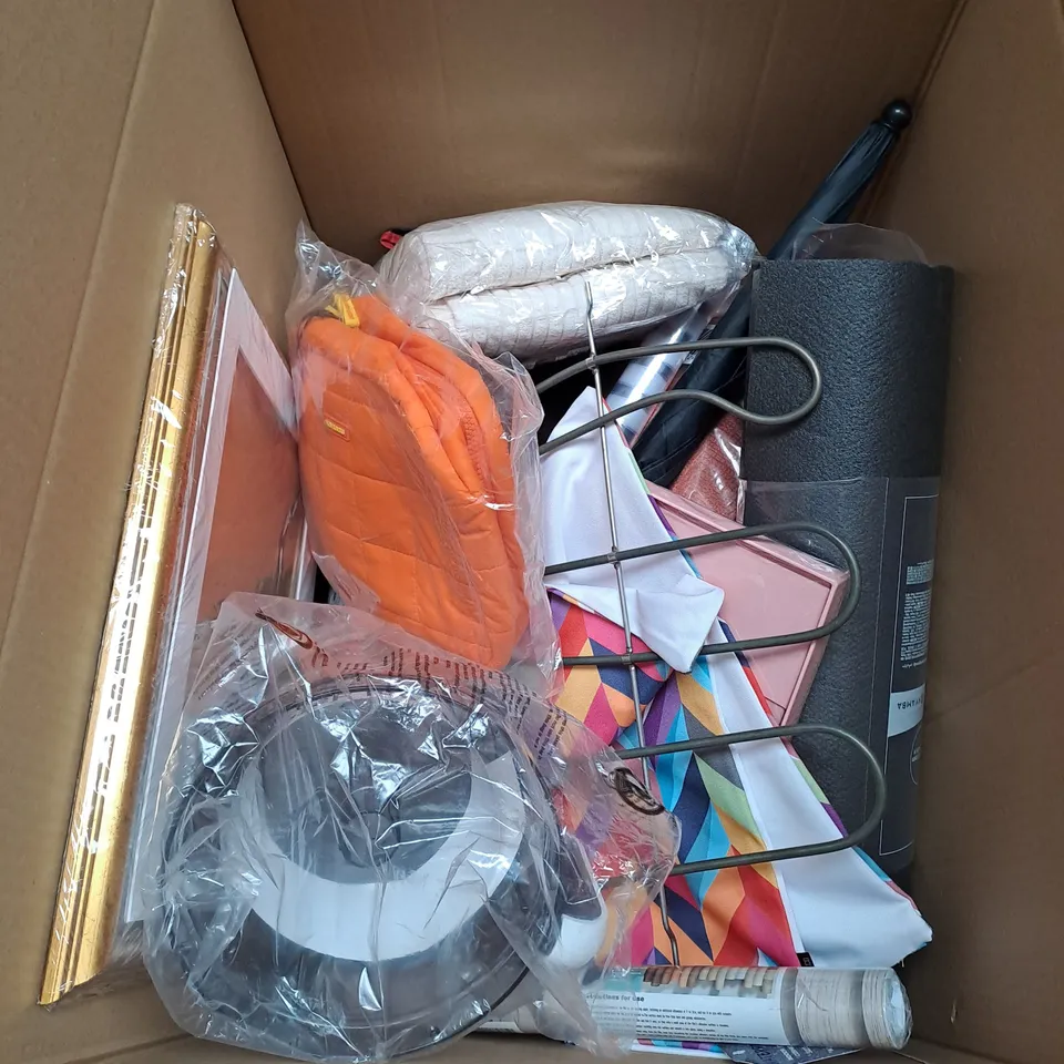 BOX OF APPROXIMATELY 12 ASSORTED HOUSEHOLD ITEMS TO INCLUDE - YARN - CUSHION - LUNCHBOX - ETC