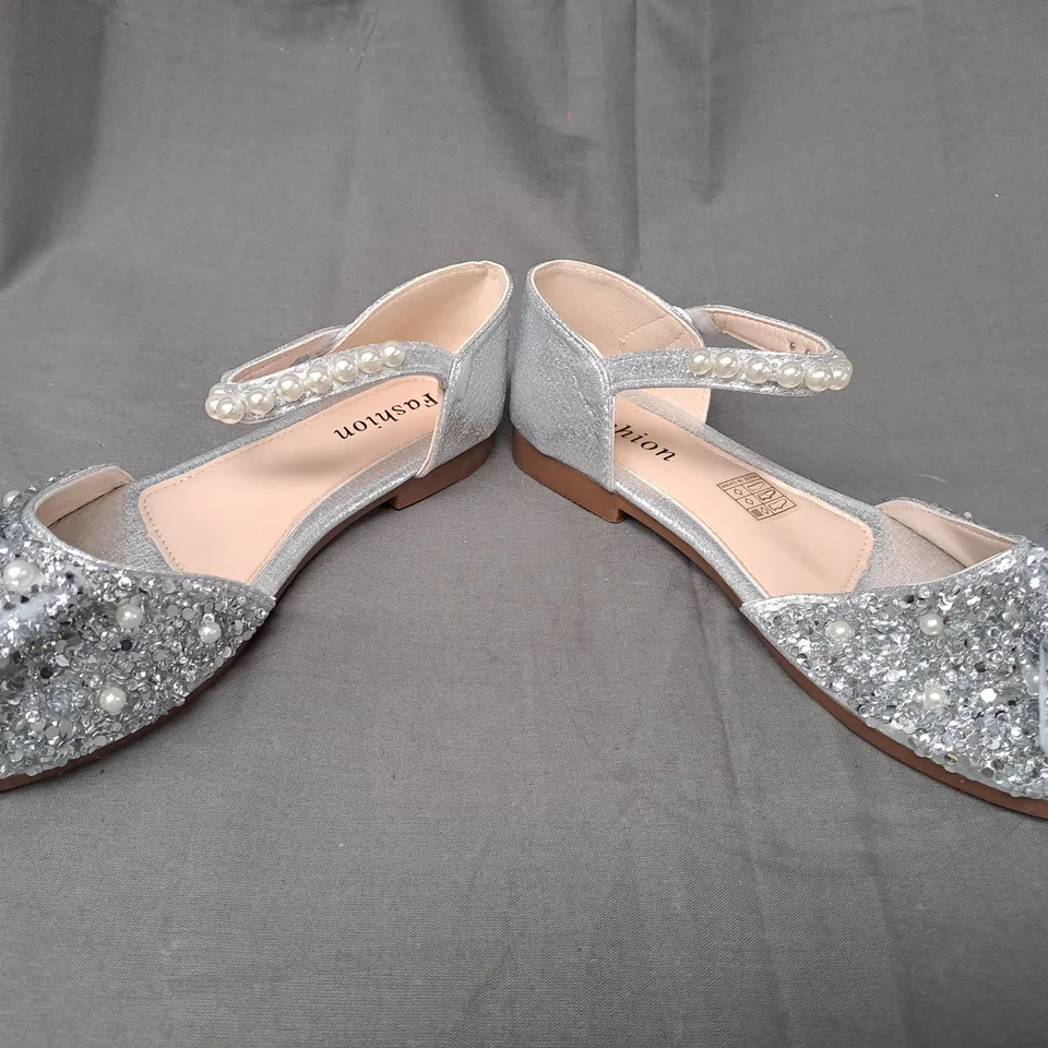 BOXED PAIR OF DESIGNER CLOSED TOE FLAT SHOES IN METALLIC SILVER W. SEQUIN & PEARL DETAIL EU SIZE 36