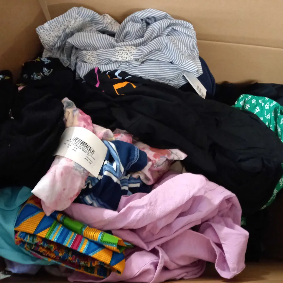 LOT OF APPROX 25 ASSORTED CLOTHING ITEMS VARYING IN SIZE/COLOUR/STYLE TO INCLUDE: TROUSERS, TOPS, DRESSES