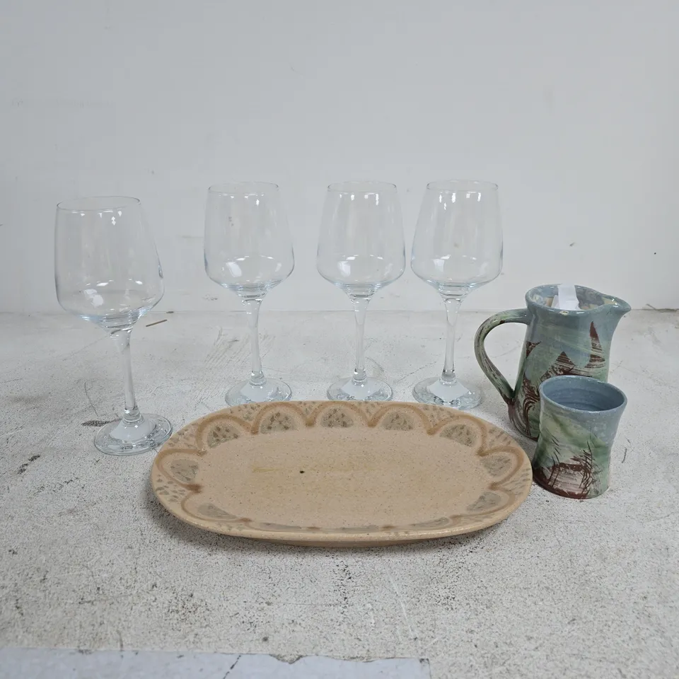 TOTE OF APPROXIMATELY 10 ASSORTED HOUSEHOLD ITEMS TO INCLUDE SET OF WINE GLASSES, ZARA HOME PLATE ETC