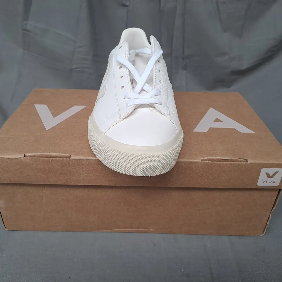 BOXED PAIR OF VEJA CAMPO SNEAKERS IN WHITE UK SIZE 6