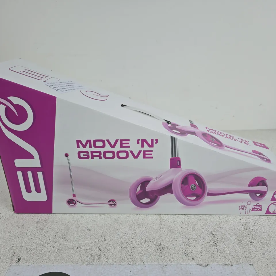 MOVE 'N' GROOVE RIDE-ON SCOOTER 