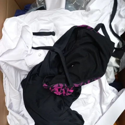 APPROXIMATELY 25 ASSORTED CLOTHING PRODUCTS IN VARIOUS STYLES & SIZES TO INCLUDE PANTS, T-SHIRTS, DRESSES ETC