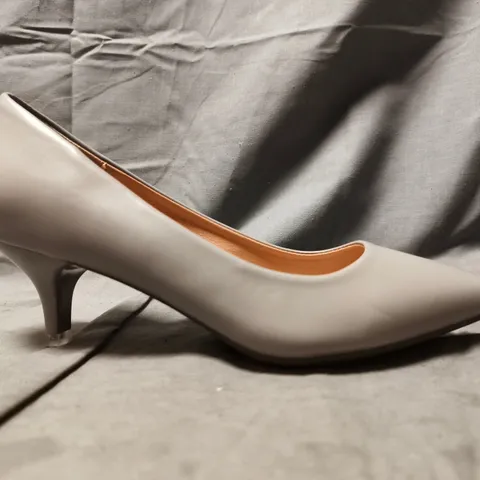 BOXED PAIR OF UNBRANDED LOW HEEL SLIP-ON SHOES IN GREY ASIAN SIZE 230