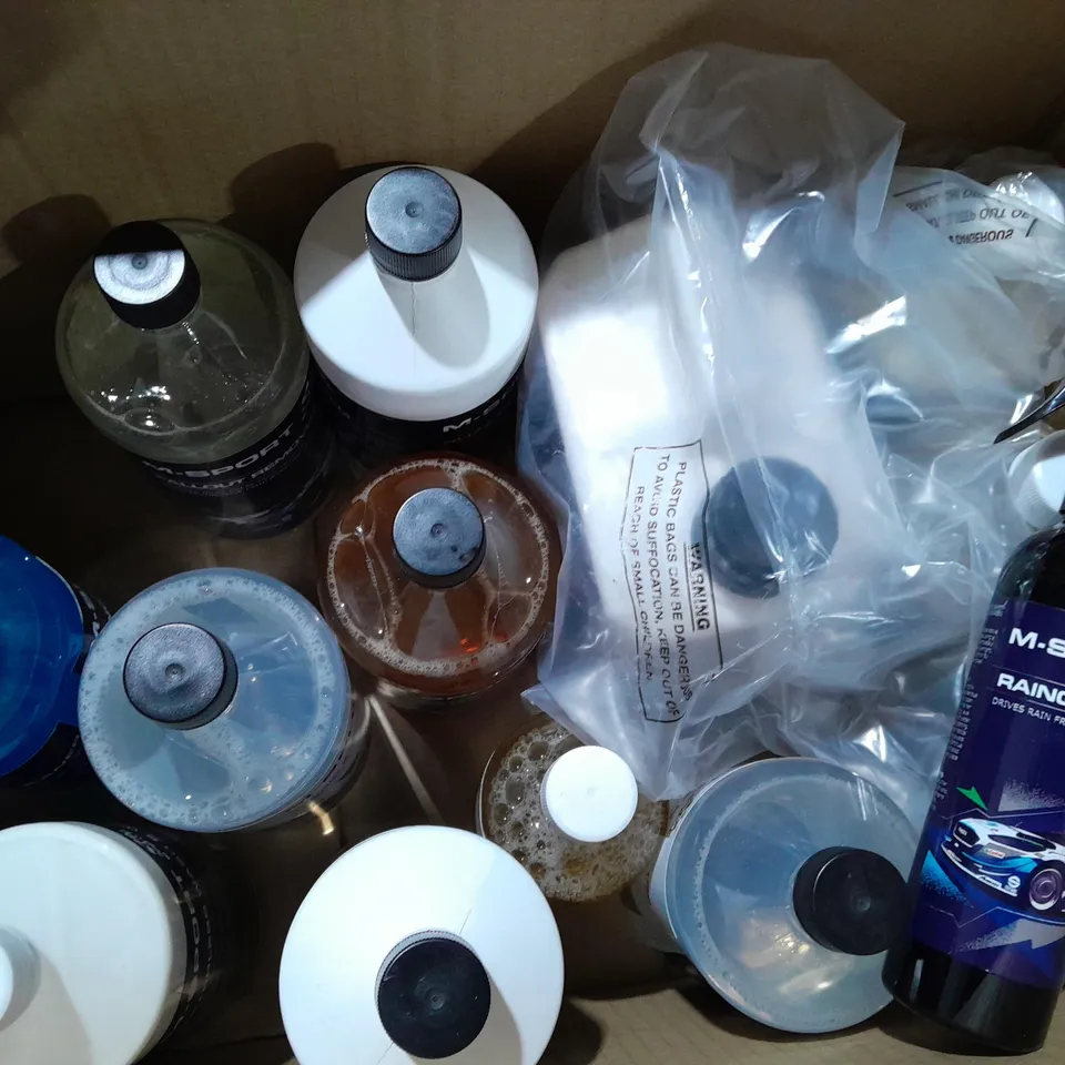 APPROXIMATELY 18 ASSORTED M-SPORT VECHICLE CLEANING PRODUCTS TO INCLUDE COCKPIT SHINE, CHERRY WATERLESS WASH AND WAX, TAR AND GLUE REMOVER, TYRE DRESSING ETC.