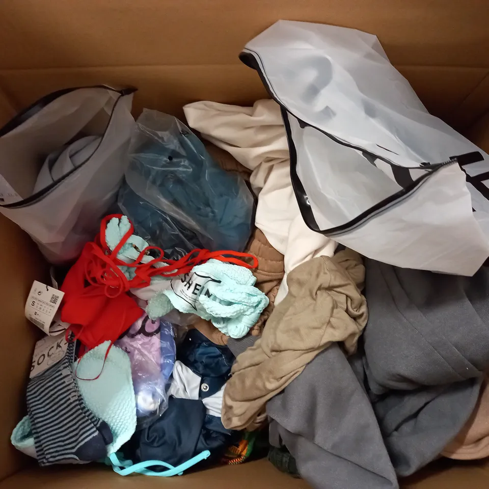 LOT OF APPROX 20 ASSORTED CLOTHING ITEMS VARYING IN SIZE/COLOUR/STYLE TO INCLUDE: TROUSERS, SKIRTS, TOPS