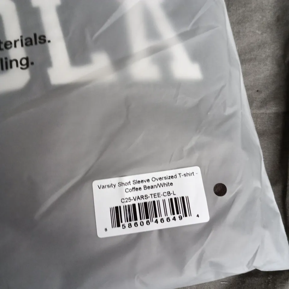 BAGGED ADANOLA VARSITY SHORT SLEEVE OVERSIZED T-SHIRT – COFFEE BEAN/WHITE, UK LARGE