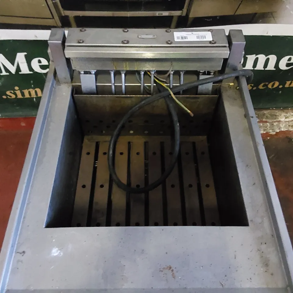 COMMERCIAL FRYER 