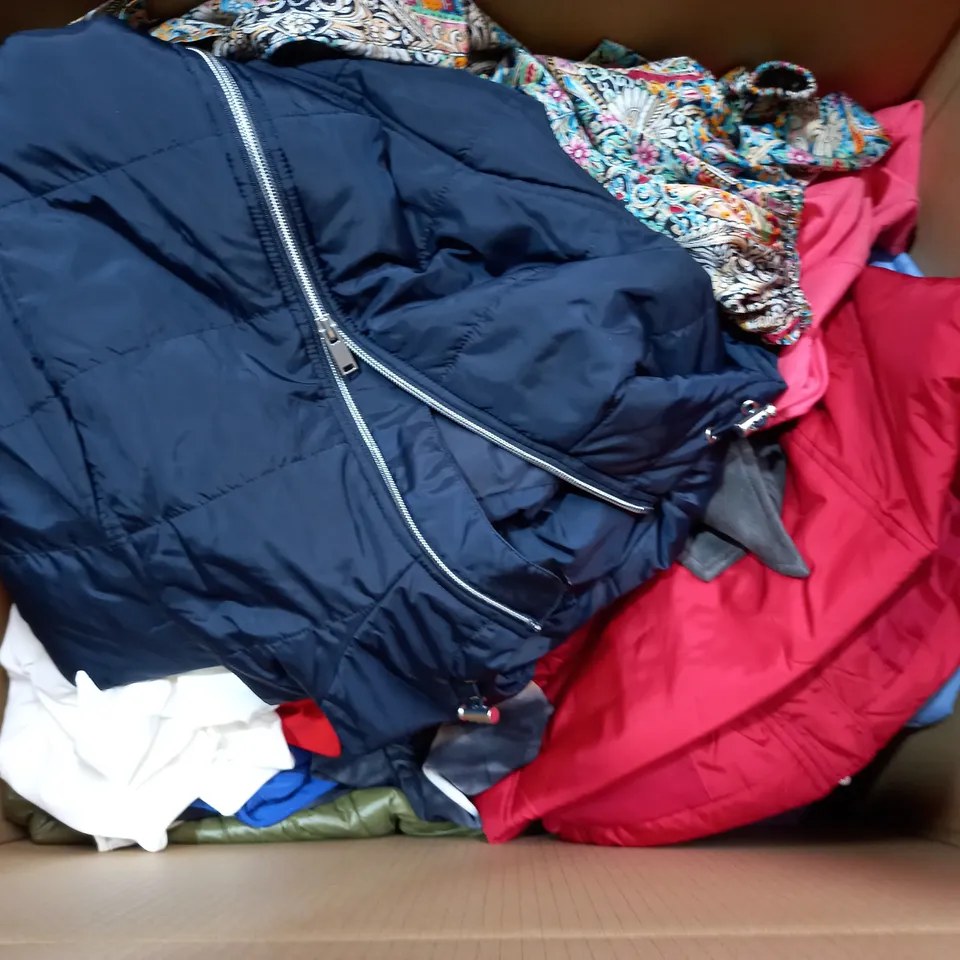 BOX OF APPROXIMATELY 20 ASSORTED CLOTHING ITEMS TO INCLUDE TOPS, DRESSES, PANTS ETC