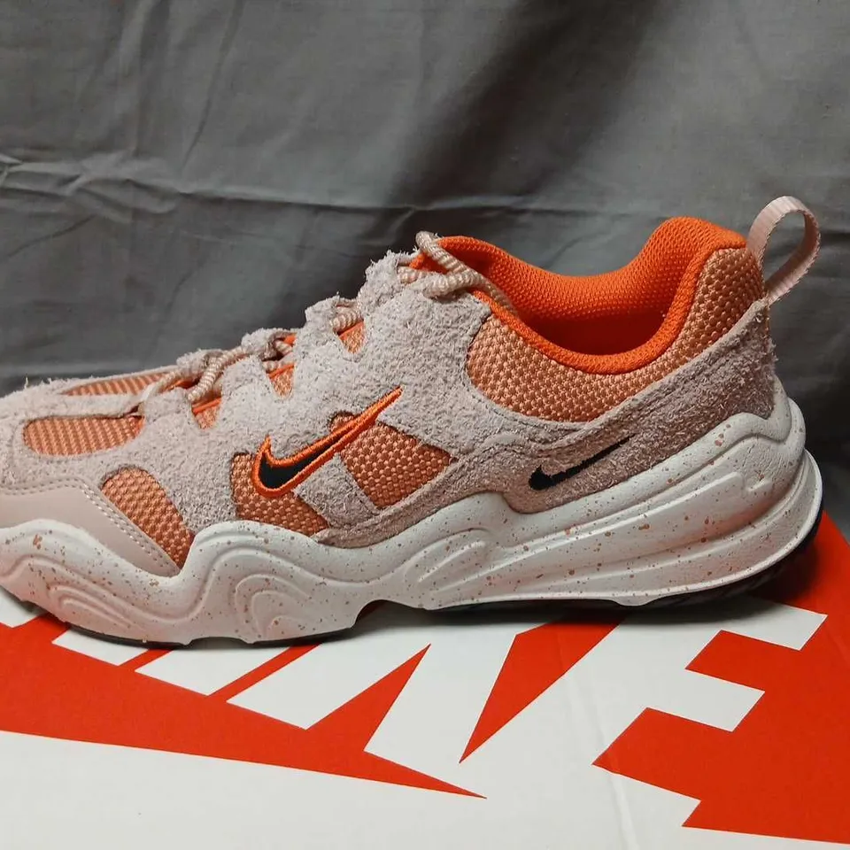 NIKE WOMEN’S SNEAKER – PINK/ORANGE MESH & SUEDE, UK5 (EU 38.5)