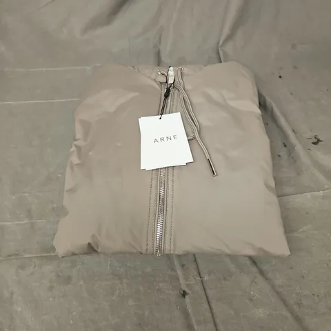 ARNE SHELL WINDBREAKER IN TAUPE SIZE S