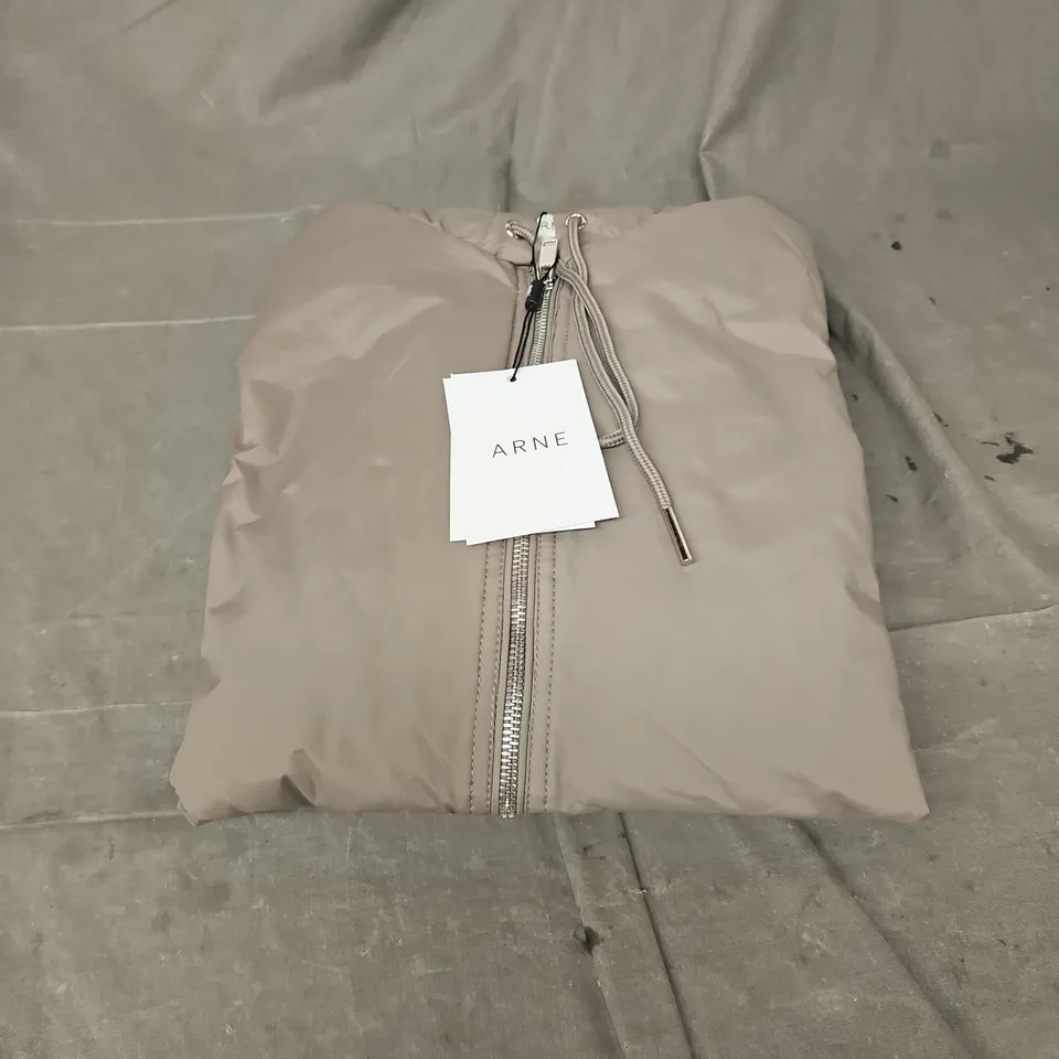 ARNE SHELL WINDBREAKER IN TAUPE SIZE S