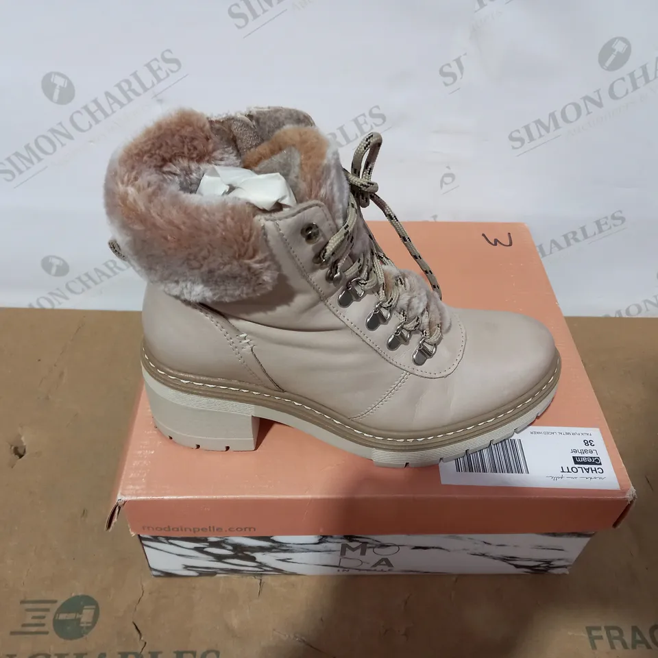 BOXED PAIR OF MODA IN PELLE BOOTS - SIZE 38